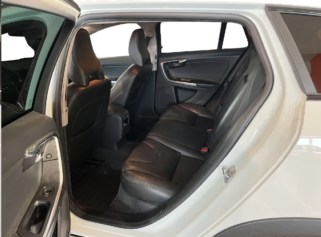 Volvo V60 Cross Country 2.4d D4 AWD, снимка 10 - Автомобили и джипове - 54671749