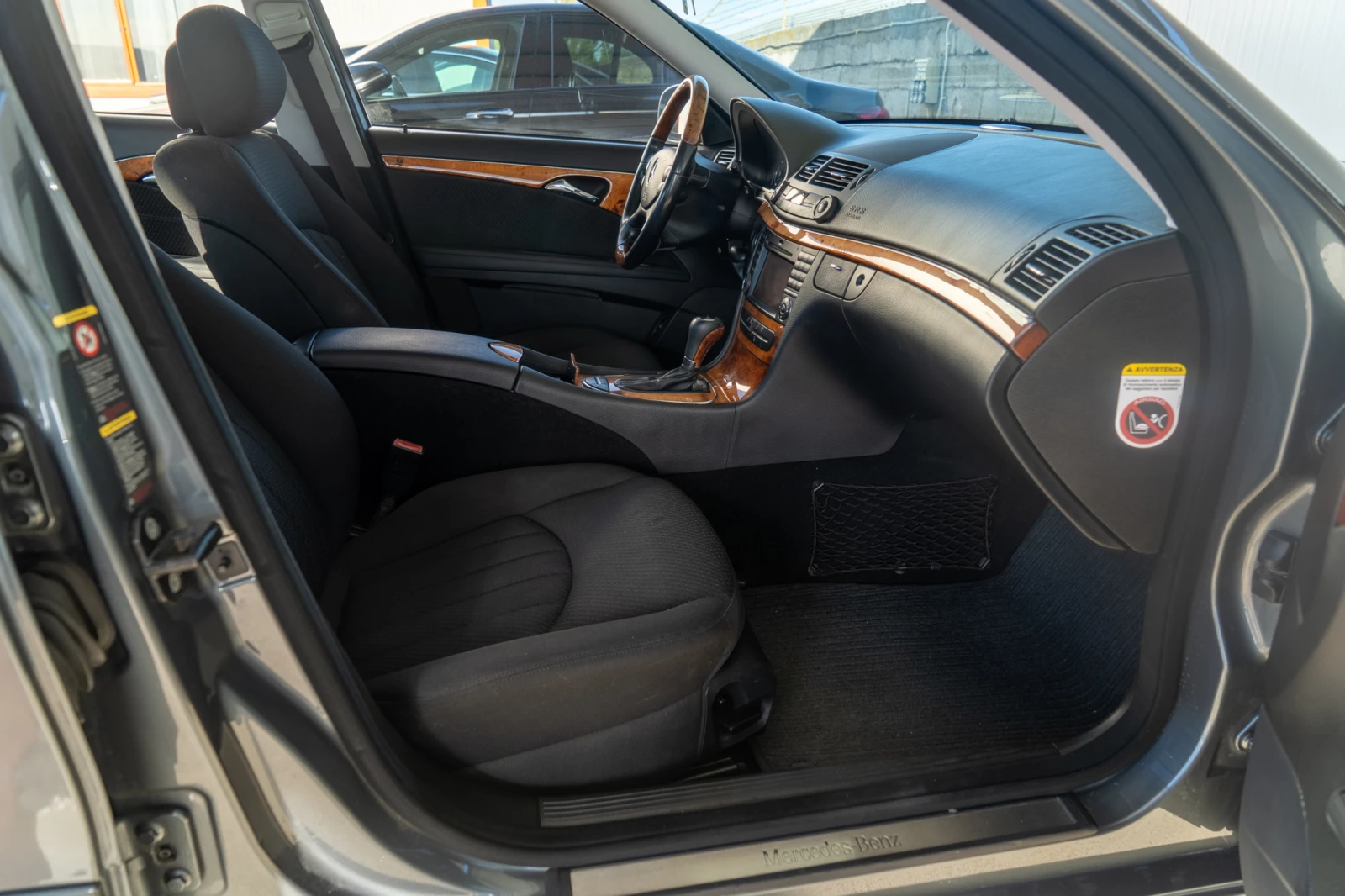 Mercedes-Benz E 320 D = DISTRONIC = AIRMATIC = ГАРАНЦИЯ = ЛИЗИНГ, снимка 11 - Автомобили и джипове - 54726918