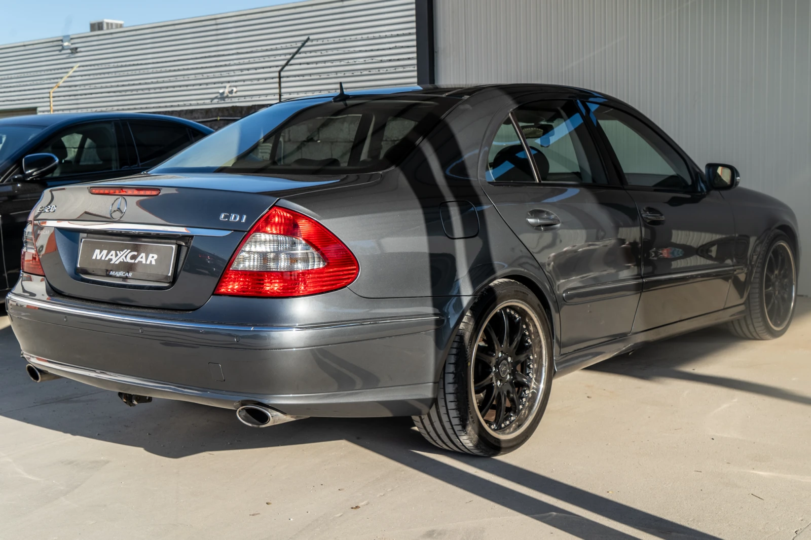 Mercedes-Benz E 320 D = DISTRONIC = AIRMATIC = ГАРАНЦИЯ = ЛИЗИНГ, снимка 4 - Автомобили и джипове - 54726918