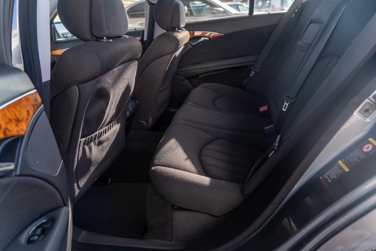 Mercedes-Benz E 320 D = DISTRONIC = AIRMATIC = ГАРАНЦИЯ = ЛИЗИНГ, снимка 9 - Автомобили и джипове - 54726918
