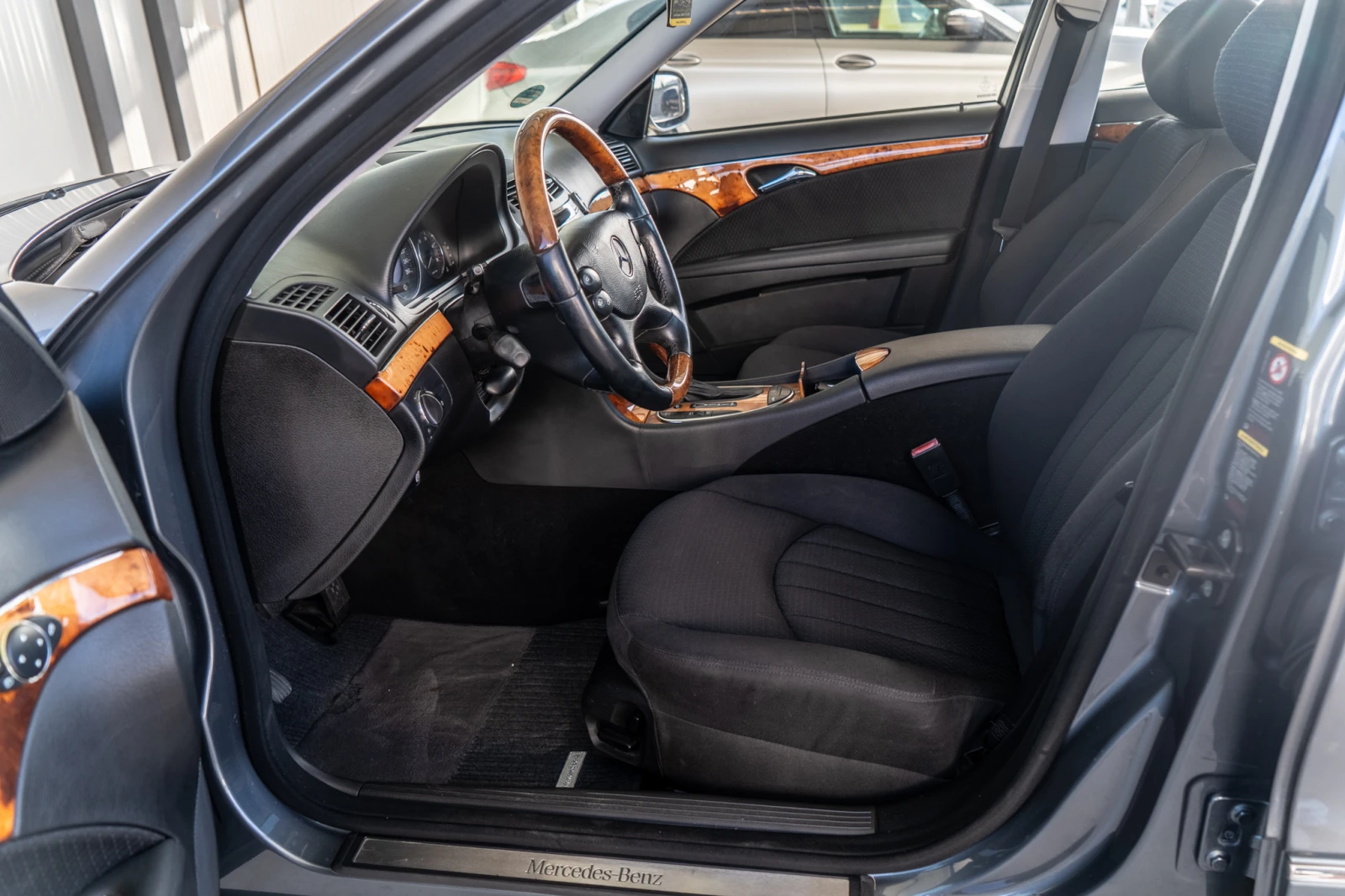 Mercedes-Benz E 320 D = DISTRONIC = AIRMATIC = ГАРАНЦИЯ = ЛИЗИНГ, снимка 8 - Автомобили и джипове - 54726918