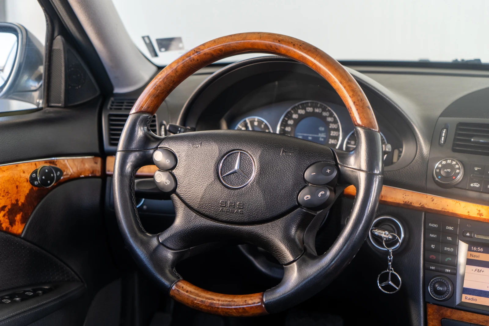 Mercedes-Benz E 320 D = DISTRONIC = AIRMATIC = ГАРАНЦИЯ = ЛИЗИНГ, снимка 13 - Автомобили и джипове - 54726918