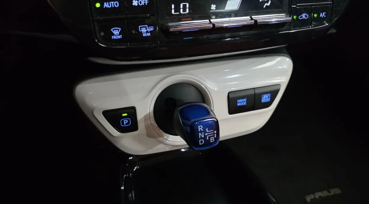 Toyota Prius 1.8 Хибрид , снимка 7 - Автомобили и джипове - 55230617
