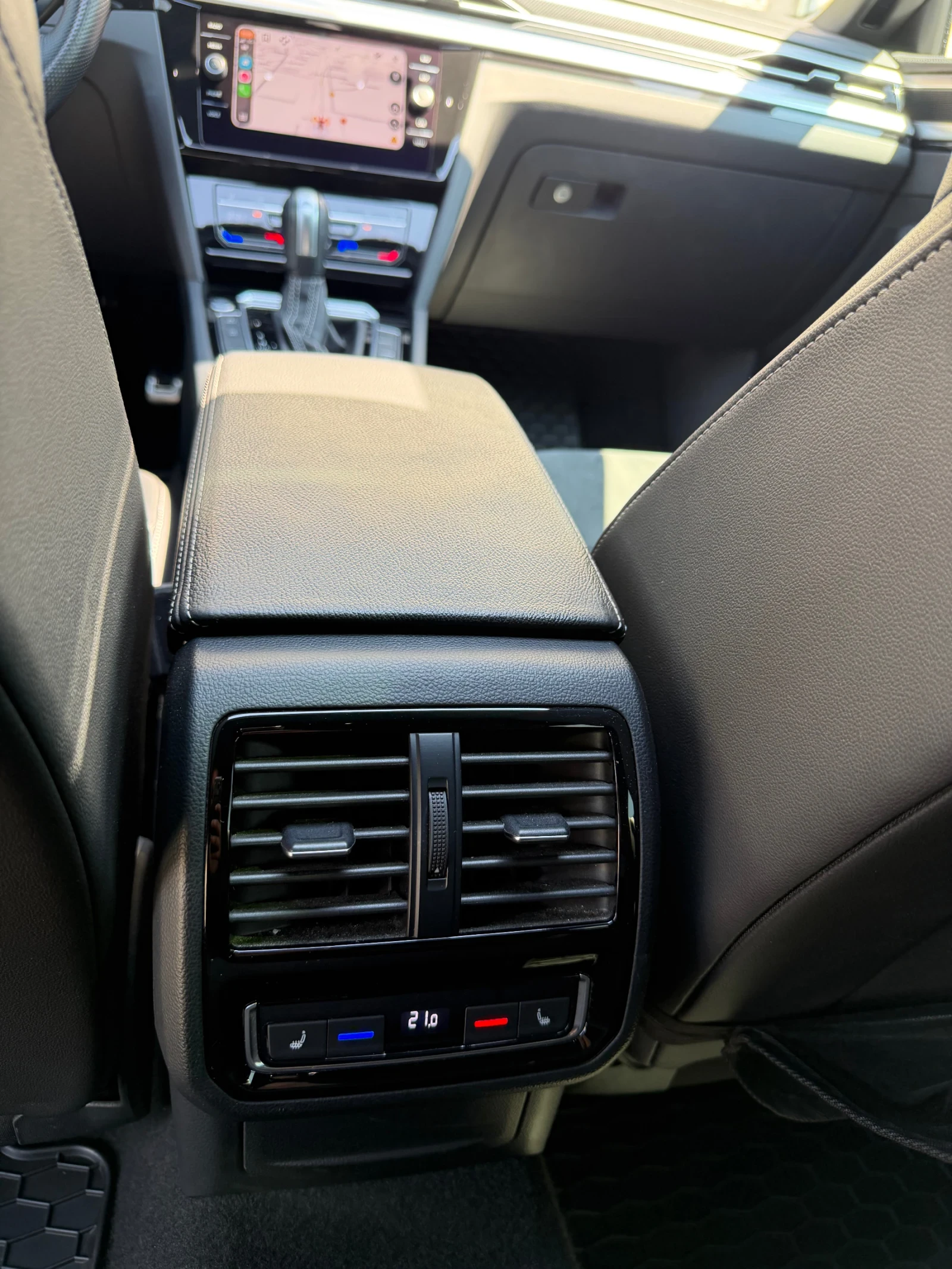 VW Arteon R-Line, 4x4, Panorama, Head Up, снимка 11 - Автомобили и джипове - 55445769
