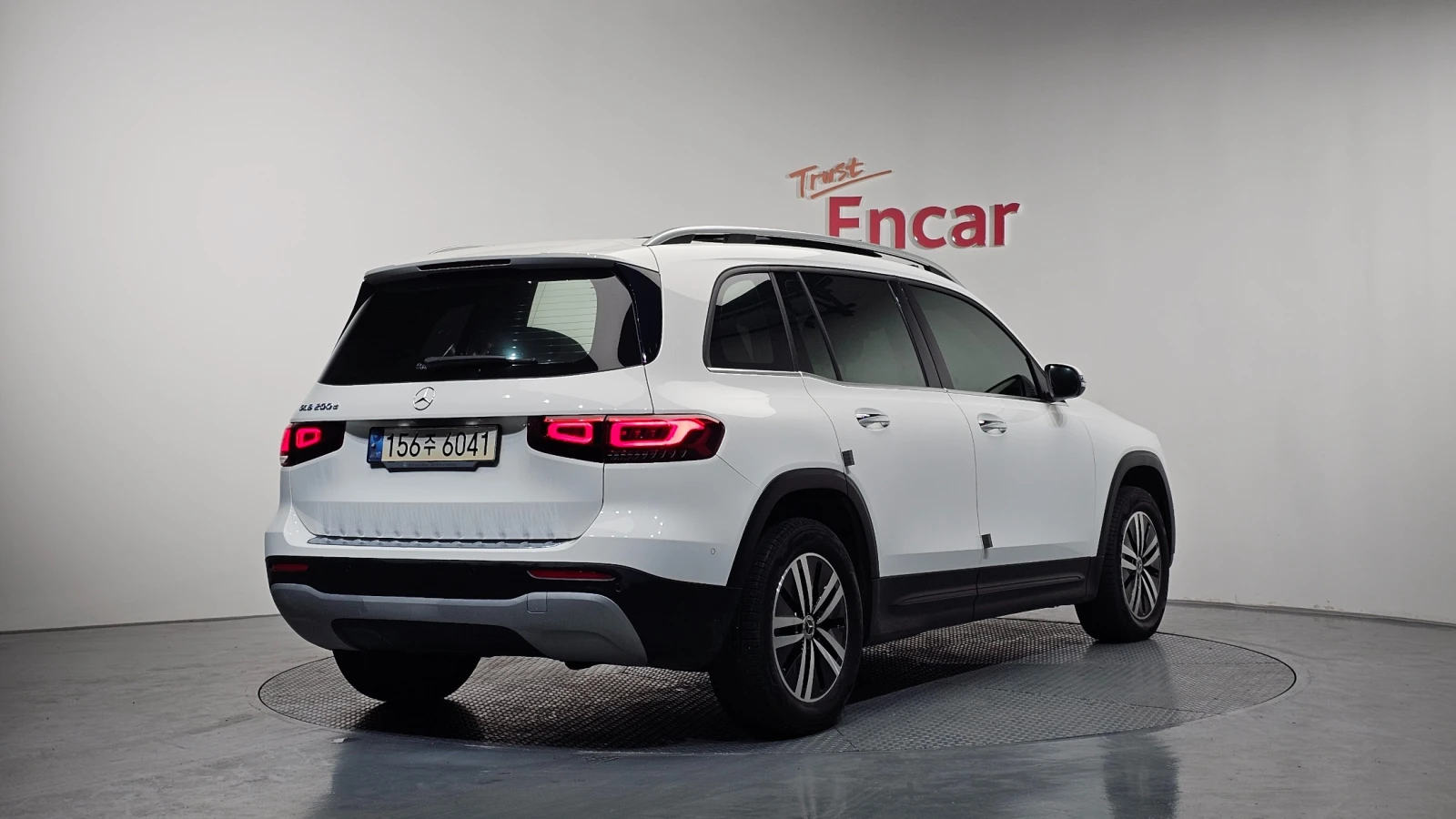 Mercedes-Benz GLB 200 ПОДГРЕВ* ПАНО* ПАМЕТ* LANE ASSIST, снимка 2 - Автомобили и джипове - 55753541