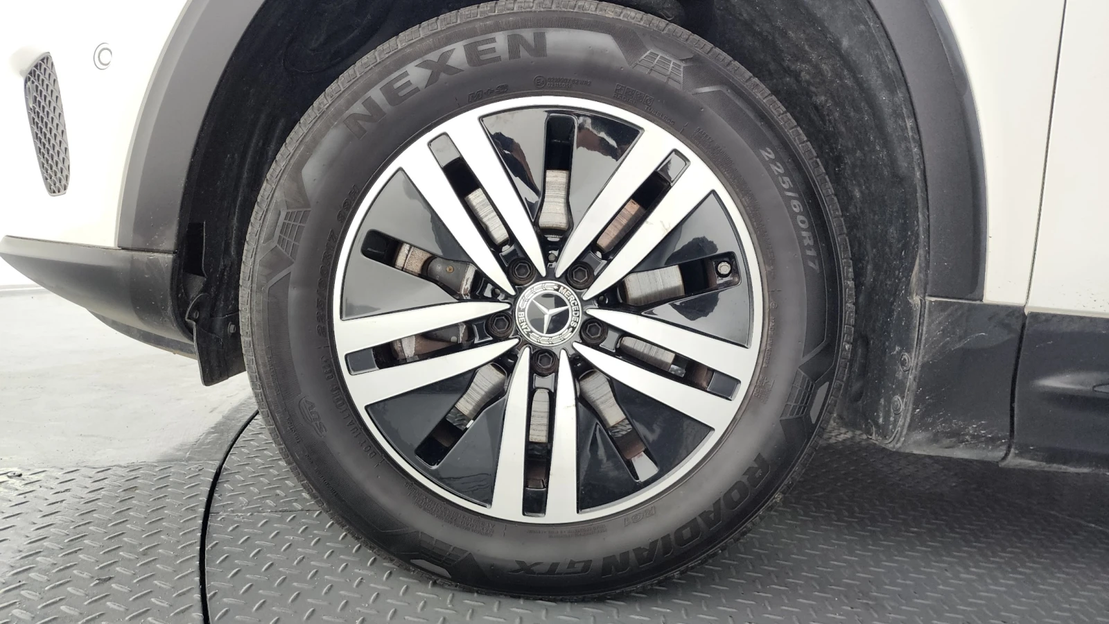 Mercedes-Benz GLB 200 ПОДГРЕВ* ПАНО* ПАМЕТ* LANE ASSIST, снимка 4 - Автомобили и джипове - 55753541