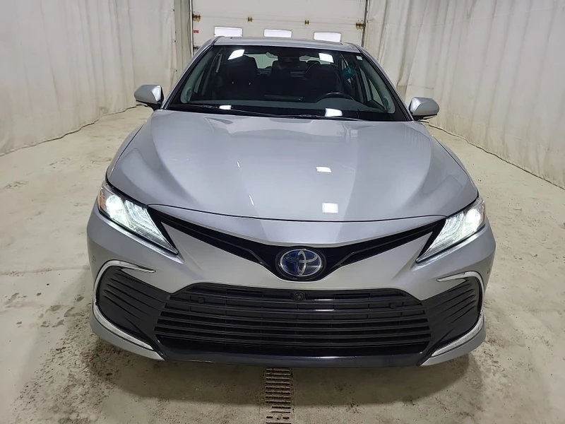 Toyota Camry HYBRID XLE * * ЧЕРЕН САЛОН * * CARFAX * * , снимка 2 - Автомобили и джипове - 53355173