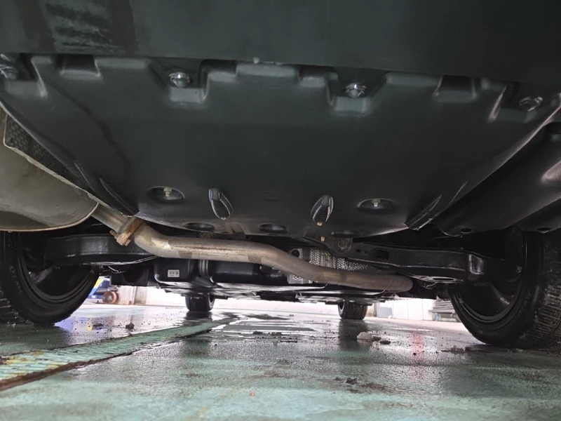 Toyota Camry HYBRID XLE * * ЧЕРЕН САЛОН * * CARFAX * * , снимка 15 - Автомобили и джипове - 53355173