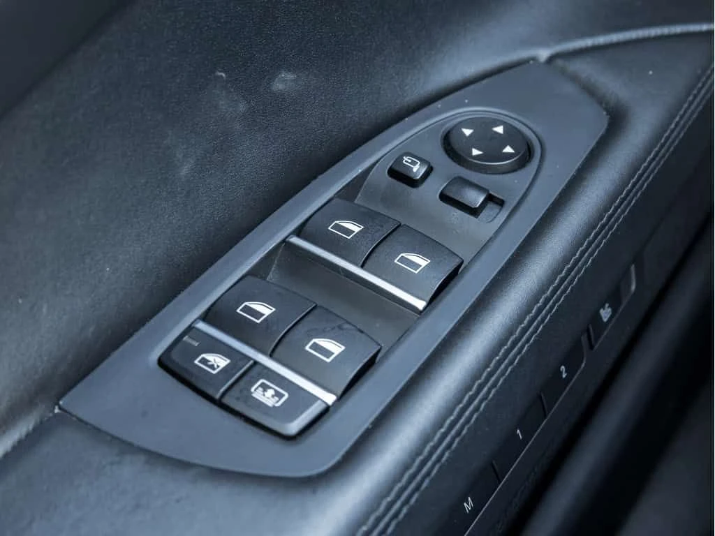 BMW 750 * 750i | WHOLESALE TO THE PUBLIC | 1 OWNER TRADE I, снимка 15 - Автомобили и джипове - 53975124