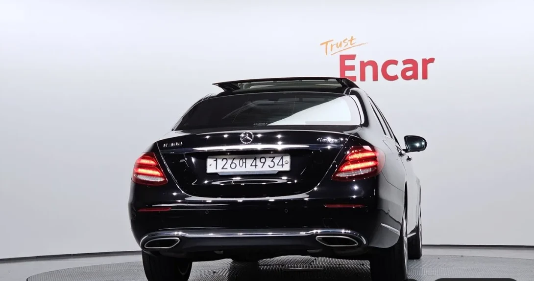 Mercedes-Benz E 300 4MATIC Exclusive, снимка 4 - Автомобили и джипове - 54423454