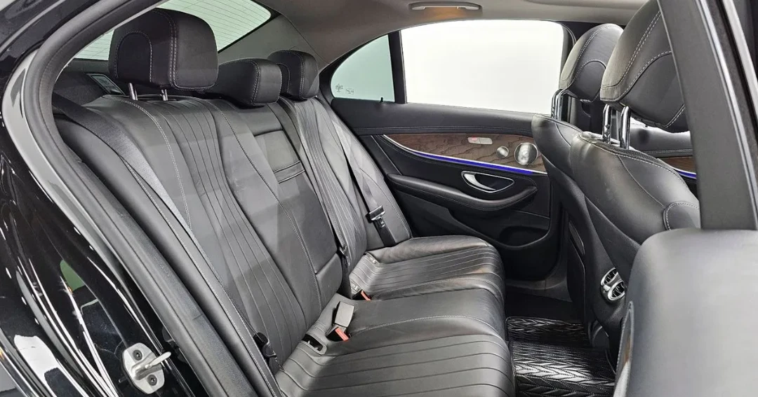 Mercedes-Benz E 300 4MATIC Exclusive, снимка 12 - Автомобили и джипове - 54423454