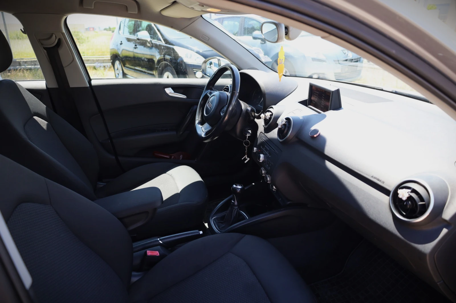 Audi A1 1.6 D, снимка 6 - Автомобили и джипове - 54702744