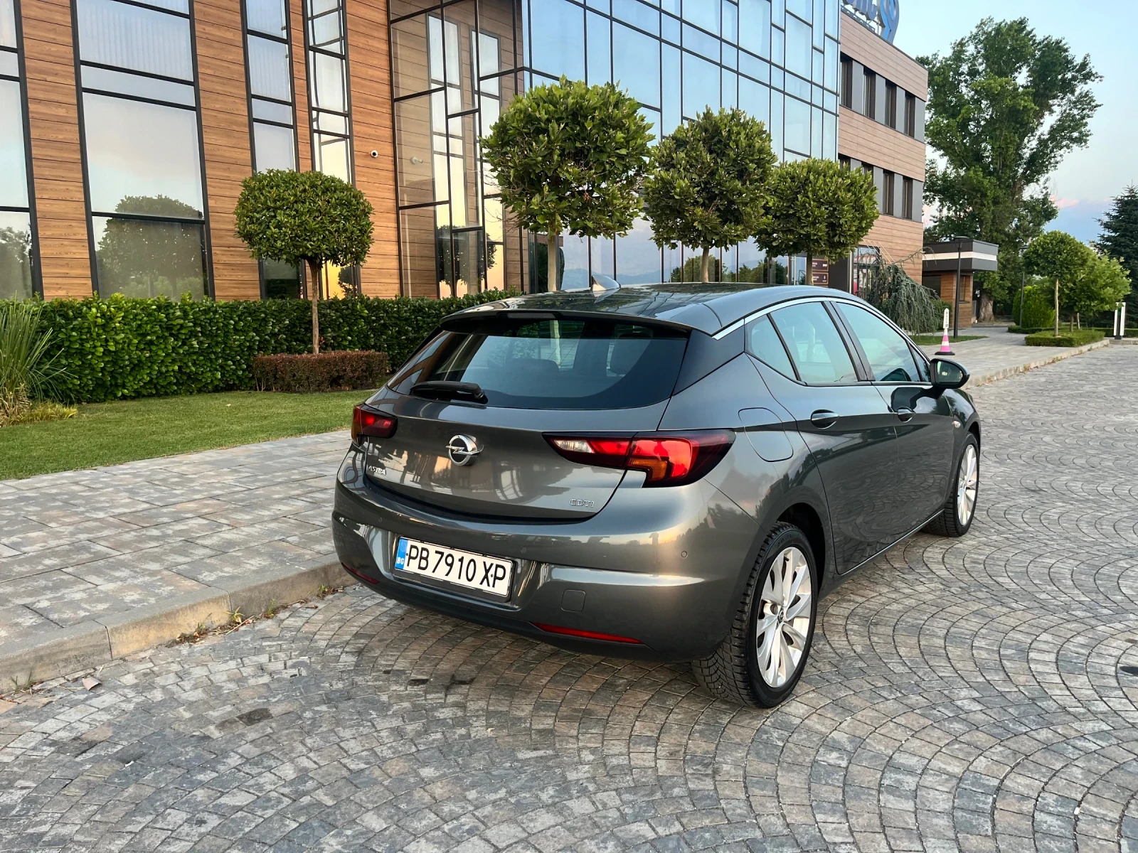 Opel Astra 1.6CDTI 136к.с.* Автоматик* Нави* Обслужена* Перфе, снимка 6 - Автомобили и джипове - 55096212
