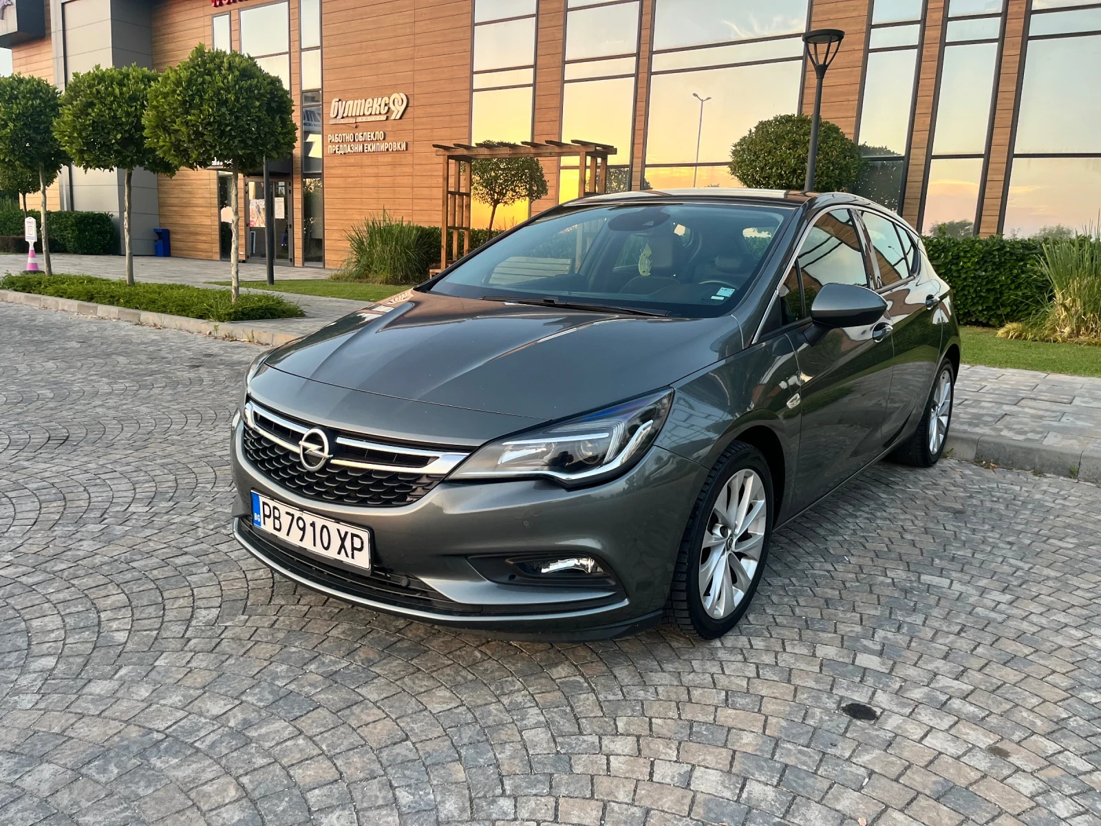 Opel Astra 1.6CDTI 136к.с.* Автоматик* Нави* Обслужена* Перфе, снимка 2 - Автомобили и джипове - 55096212