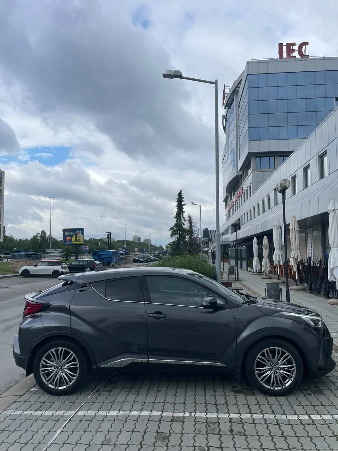 Toyota C-HR Hybrid / CLASSY / в гаранция, снимка 4 - Автомобили и джипове - 54934561