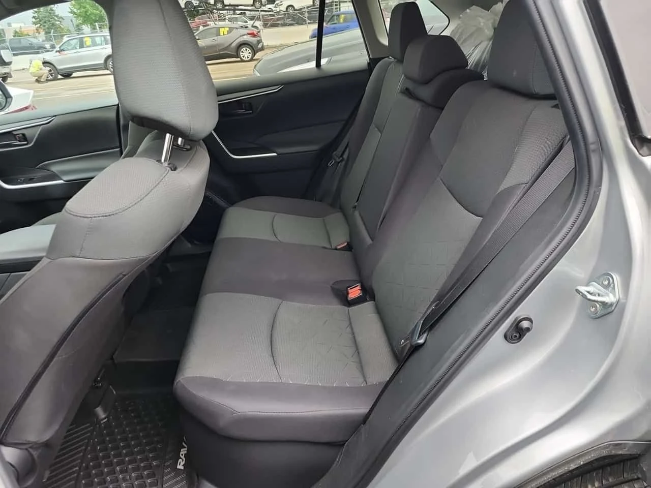 Toyota Rav4 * HYBRID LE * CARFAX * БЕЗ ПЪРВОНАЧАЛНА ВНОСКА, снимка 13 - Автомобили и джипове - 55464050