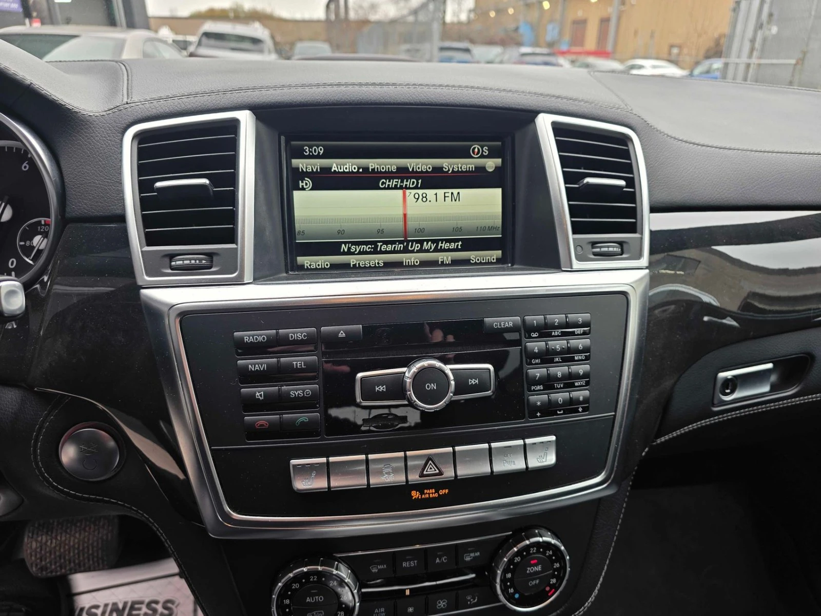 Mercedes-Benz ML 550 4MATIC/KEYLESS/KAMEPA/ПОДГРЕВ, снимка 11 - Автомобили и джипове - 54394099