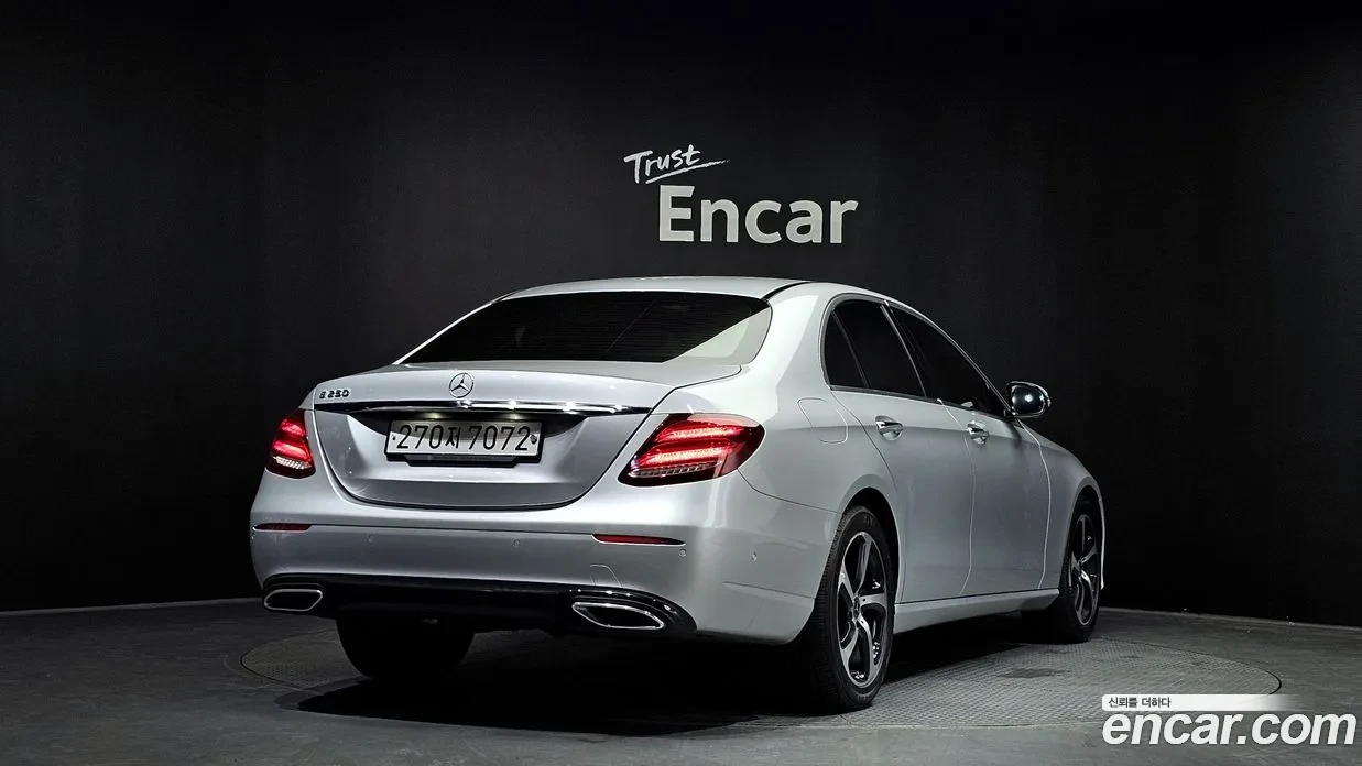 Mercedes-Benz E 250 2.0 Avantgarde, Подгрев, Navi, Задна камера, снимка 2 - Автомобили и джипове - 54932624