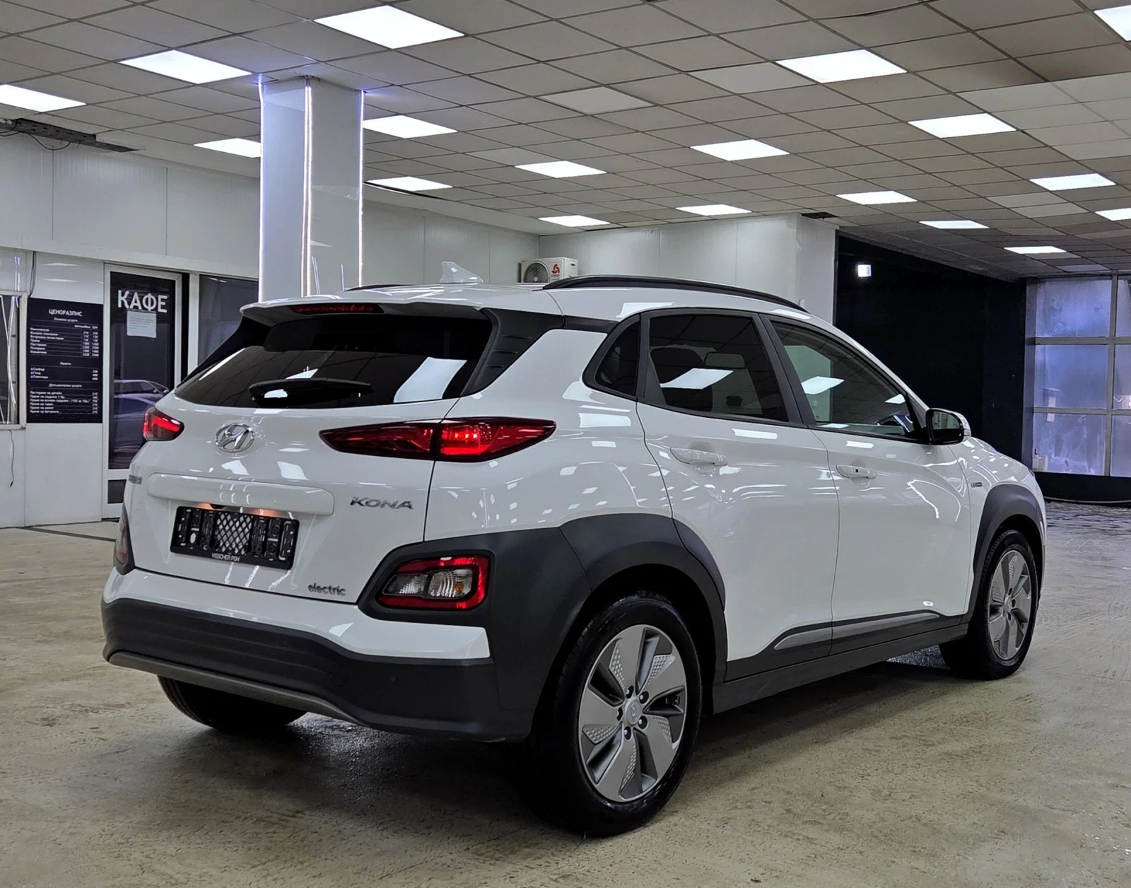 Hyundai Kona 64KWh/Premium/SOH100/ СЕРВИЗНА КНИЖКА, снимка 3 - Автомобили и джипове - 53929642