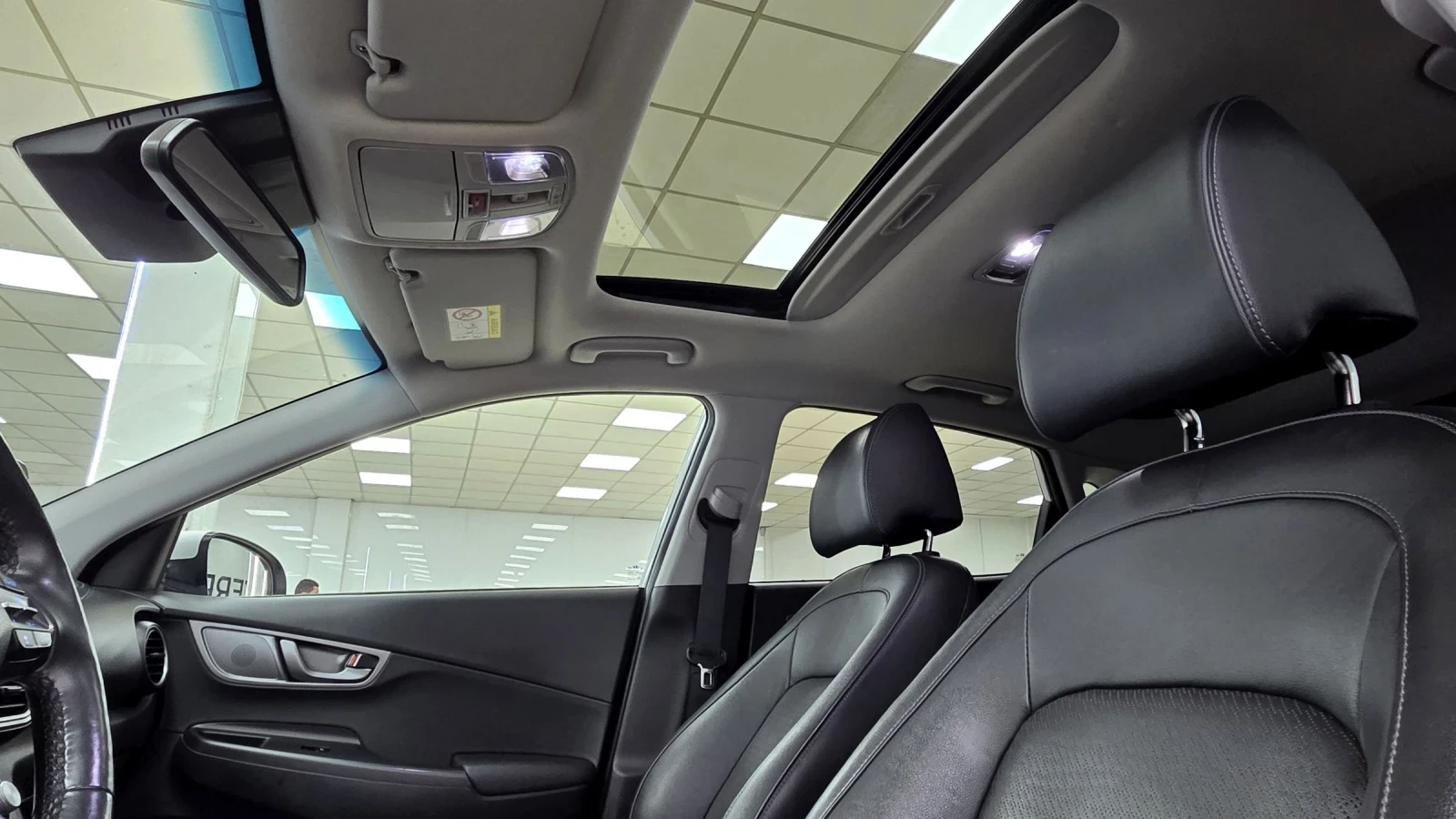 Hyundai Kona 64KWh/Premium/SOH100/ СЕРВИЗНА КНИЖКА, снимка 8 - Автомобили и джипове - 53929642