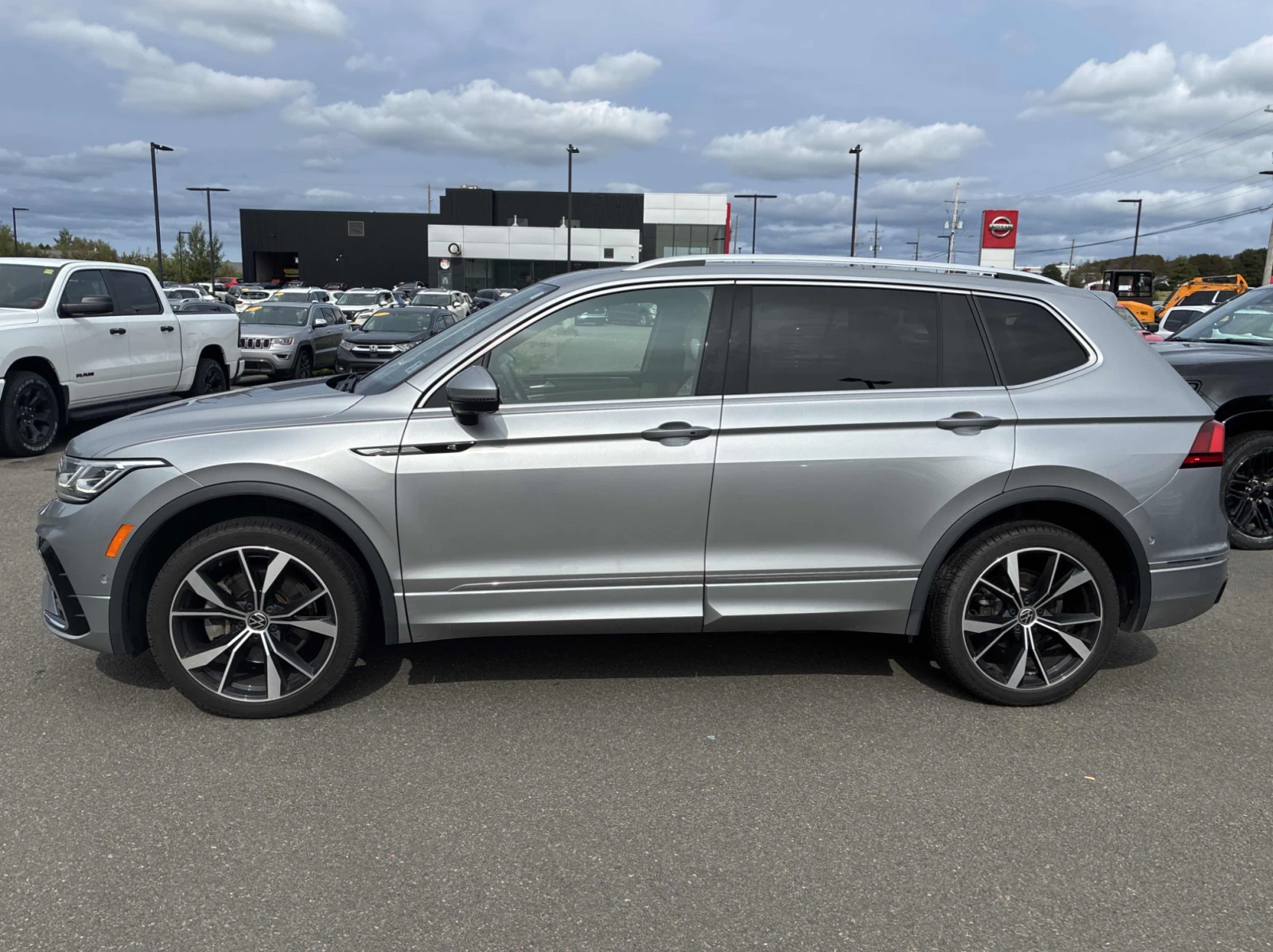 VW Tiguan 2024 Volkswagen Tiguan Highline R-Line, снимка 3 - Автомобили и джипове - 56070526