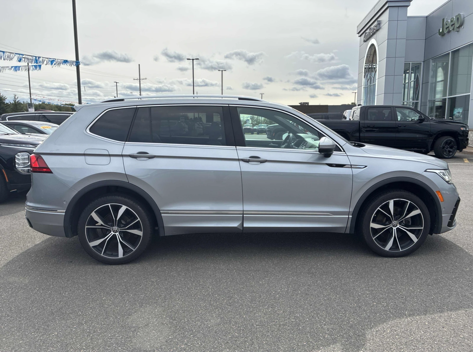 VW Tiguan 2024 Volkswagen Tiguan Highline R-Line, снимка 4 - Автомобили и джипове - 56070526