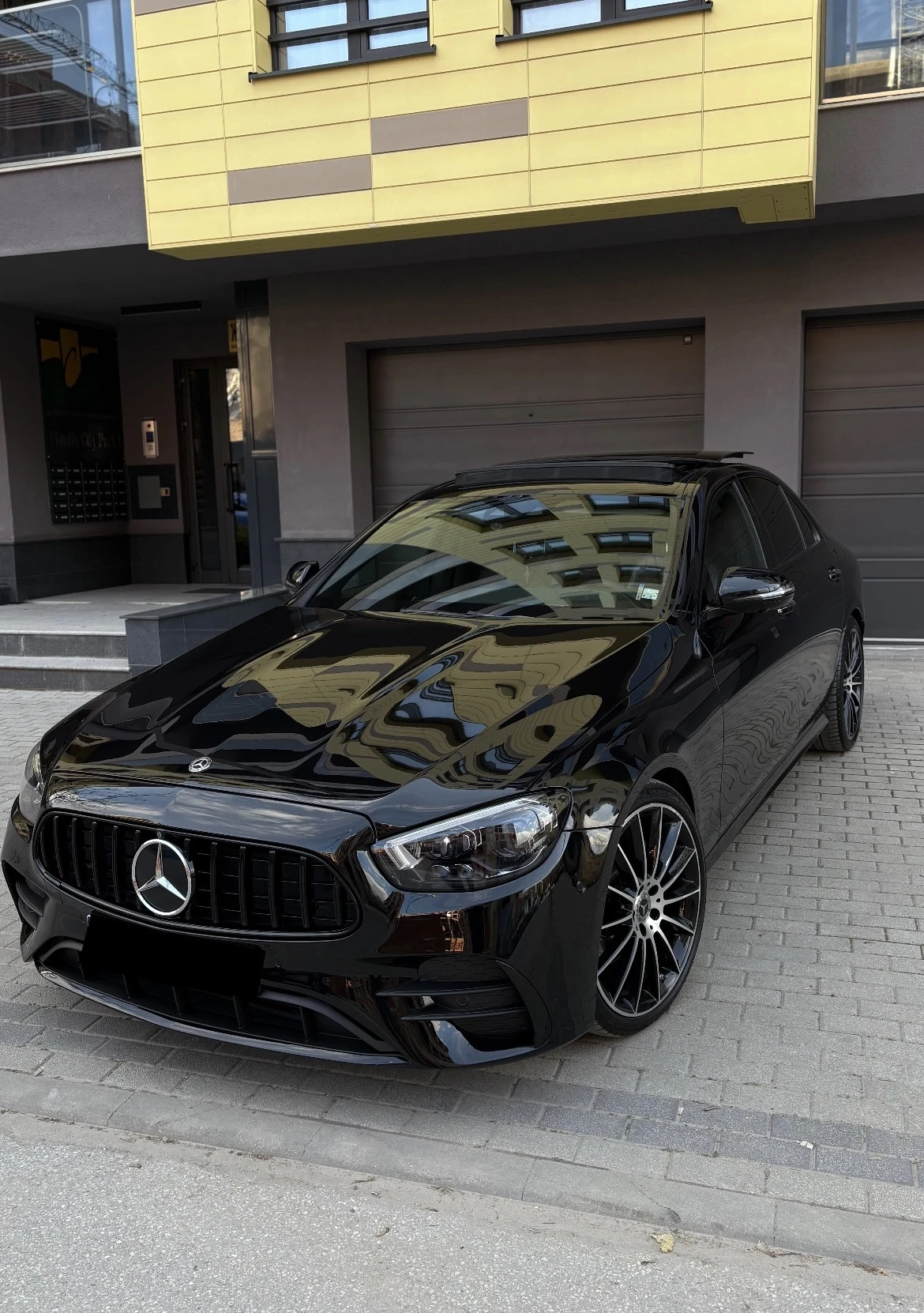 Mercedes-Benz E 220 Mercedes-Benz E 220 AMG  Колата е внос от Германия, снимка 1