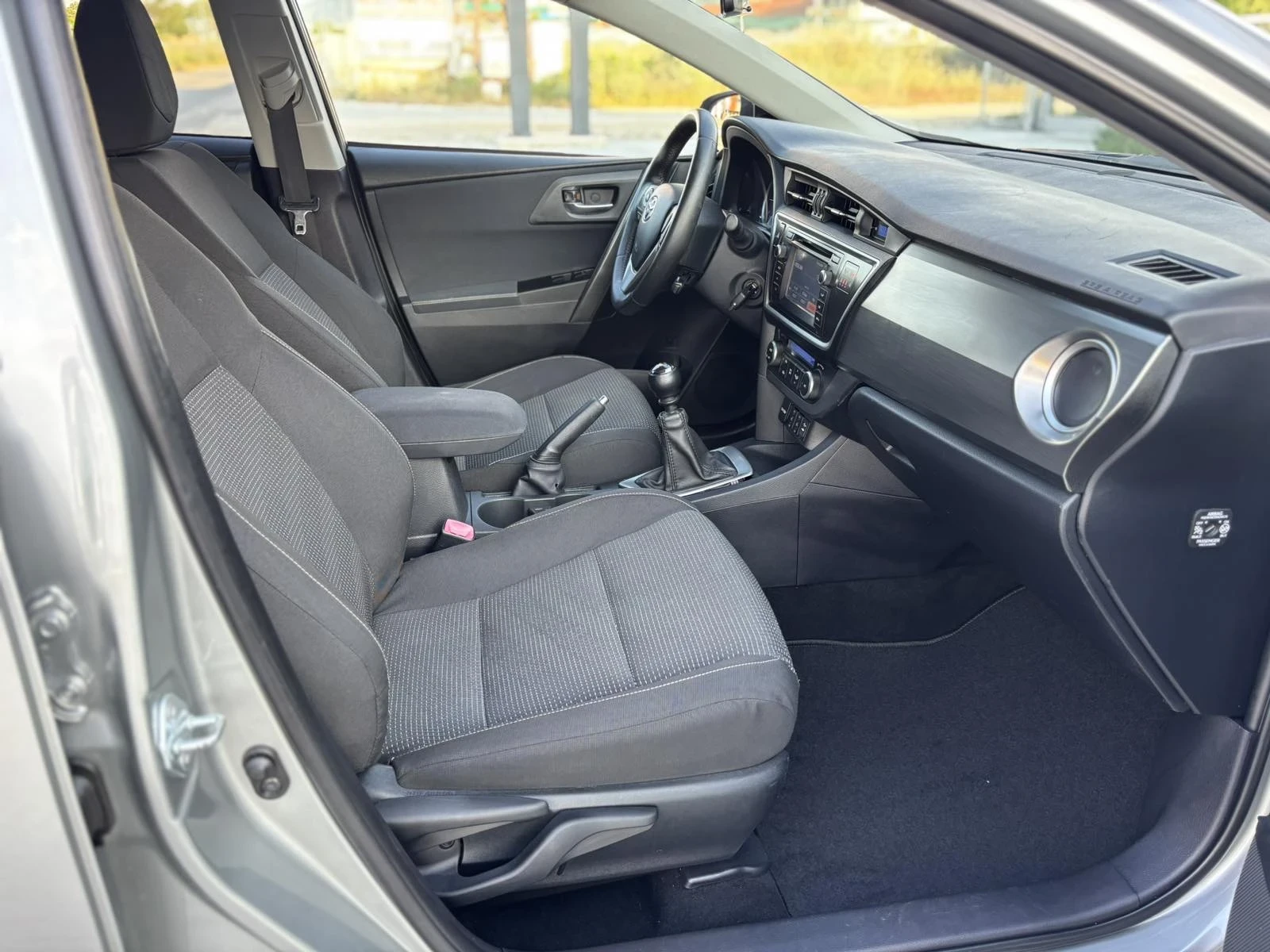 Toyota Auris 2.0D4d/124кс/EXECUTiVE/FACELiFT/КАМЕРА/НаВИ/Евро5, снимка 13 - Автомобили и джипове - 54877693