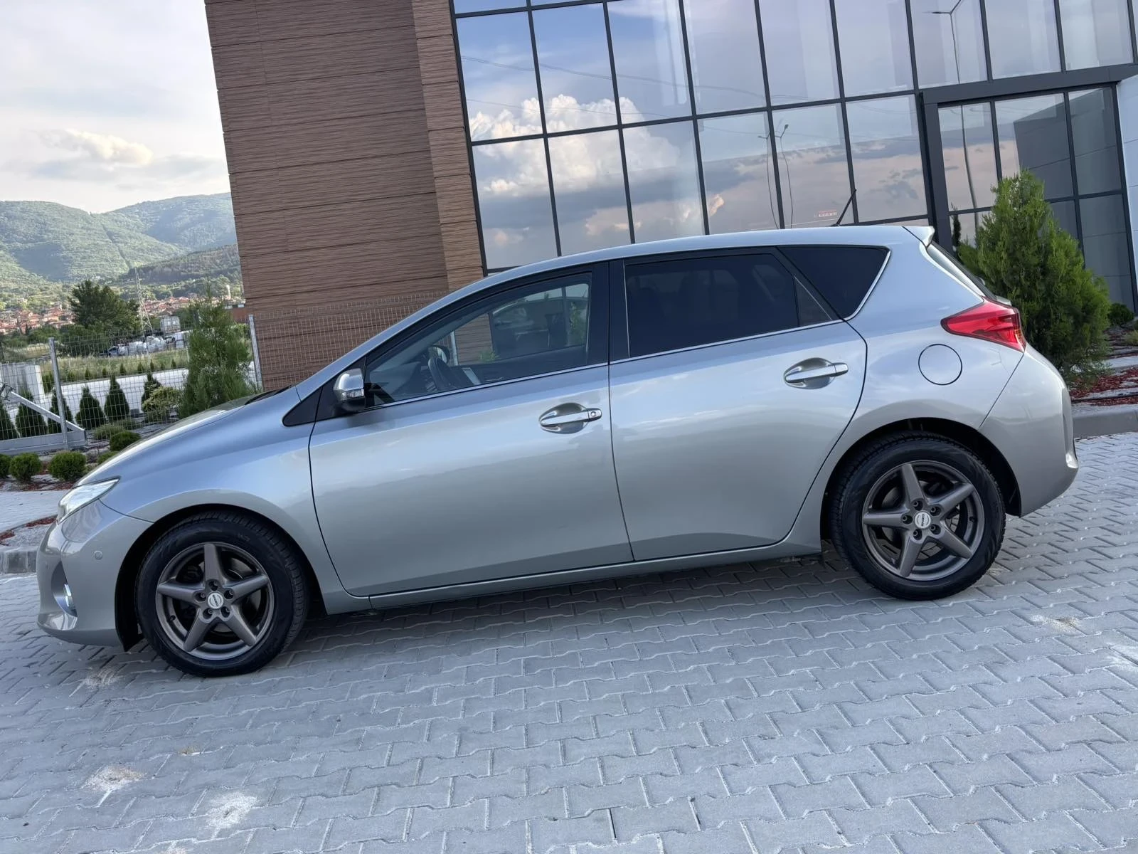 Toyota Auris 2.0D4d/124кс/EXECUTiVE/FACELiFT/КАМЕРА/НаВИ/Евро5, снимка 4 - Автомобили и джипове - 54877693