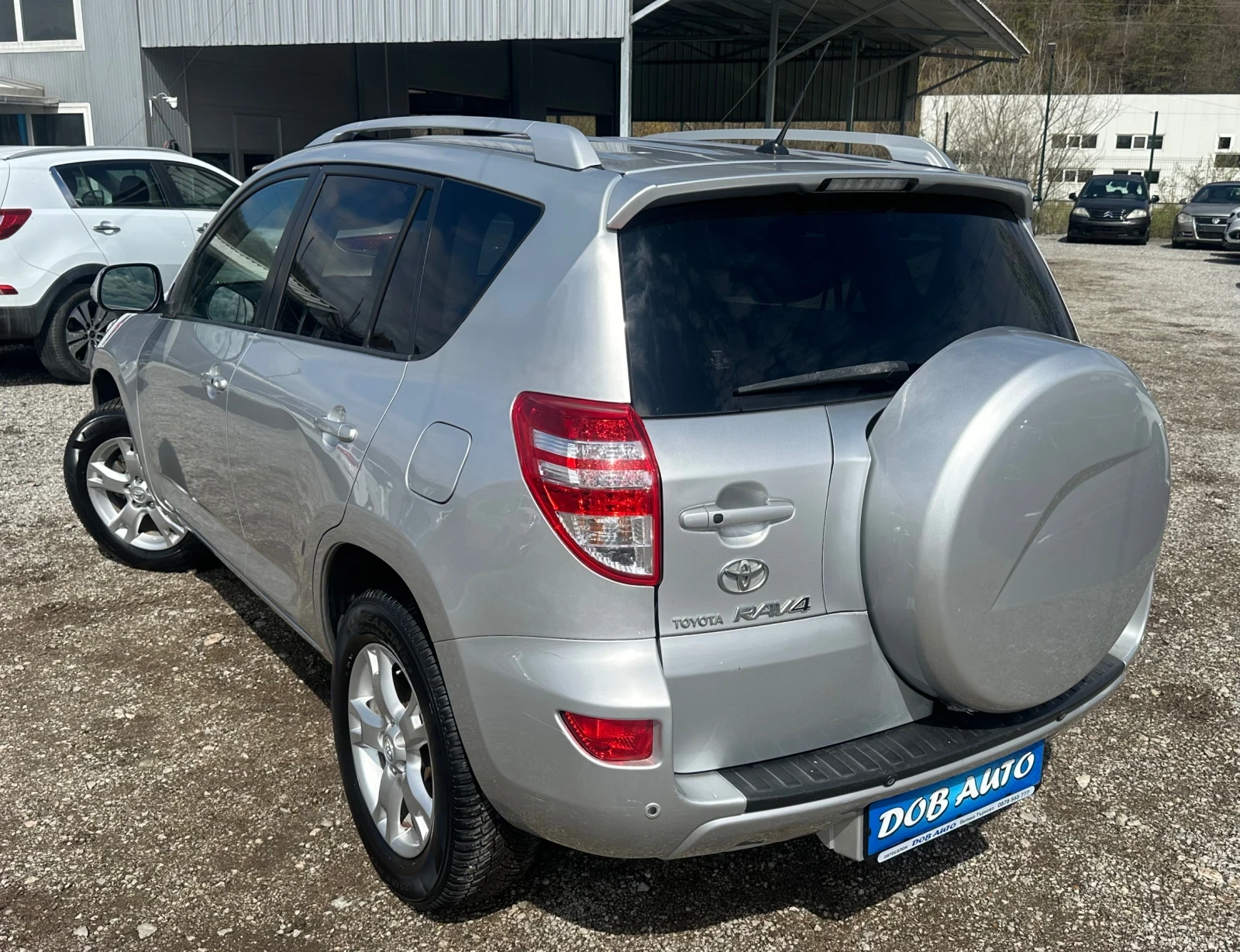 Toyota Rav4 2.2D-4x4-LUXURY-KEYLESSGO-КОЖА-ПОДГРЕВ., снимка 3 - Автомобили и джипове - 54136608