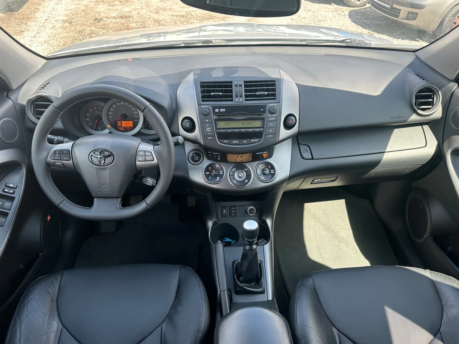Toyota Rav4 2.2D-4x4-LUXURY-KEYLESSGO-КОЖА-ПОДГРЕВ., снимка 12 - Автомобили и джипове - 54136608