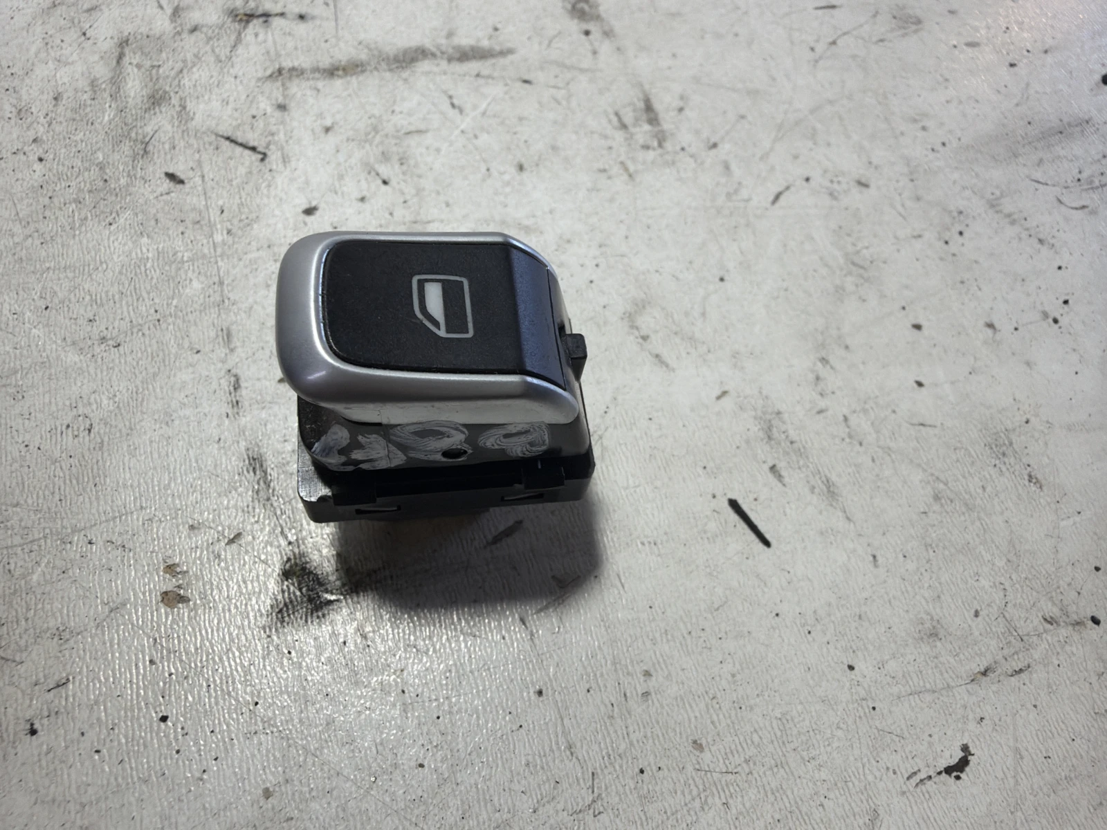 копче ел. стъкла 8K0959855B Audi A4