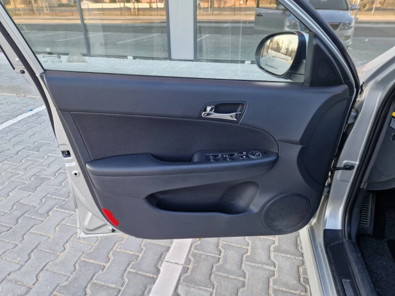 Hyundai I30 1.6 / 116 к.с. SW, снимка 12 - Автомобили и джипове - 48137216