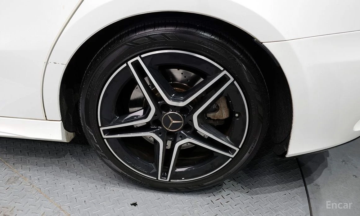 Mercedes-Benz A 35  - изображение 5