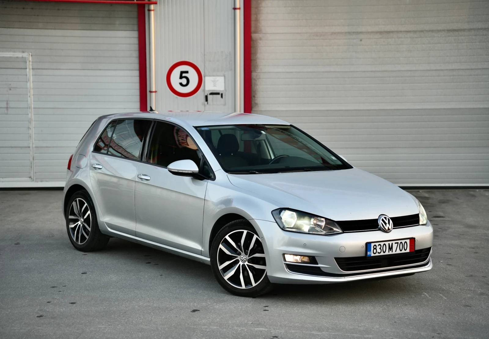 VW Golf 7* TDI * Automatic* Navi* Distronic* Alcantara, снимка 2 - Автомобили и джипове - 53979970