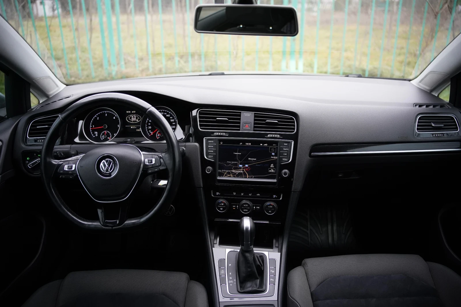 VW Golf 7* TDI * Automatic* Navi* Distronic* Alcantara, снимка 7 - Автомобили и джипове - 53979970