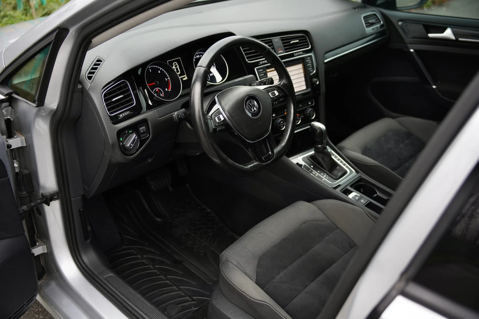 VW Golf 7* TDI * Automatic* Navi* Distronic* Alcantara, снимка 5 - Автомобили и джипове - 53979970