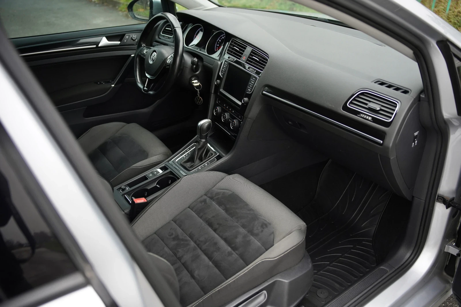 VW Golf 7* TDI * Automatic* Navi* Distronic* Alcantara, снимка 6 - Автомобили и джипове - 53979970
