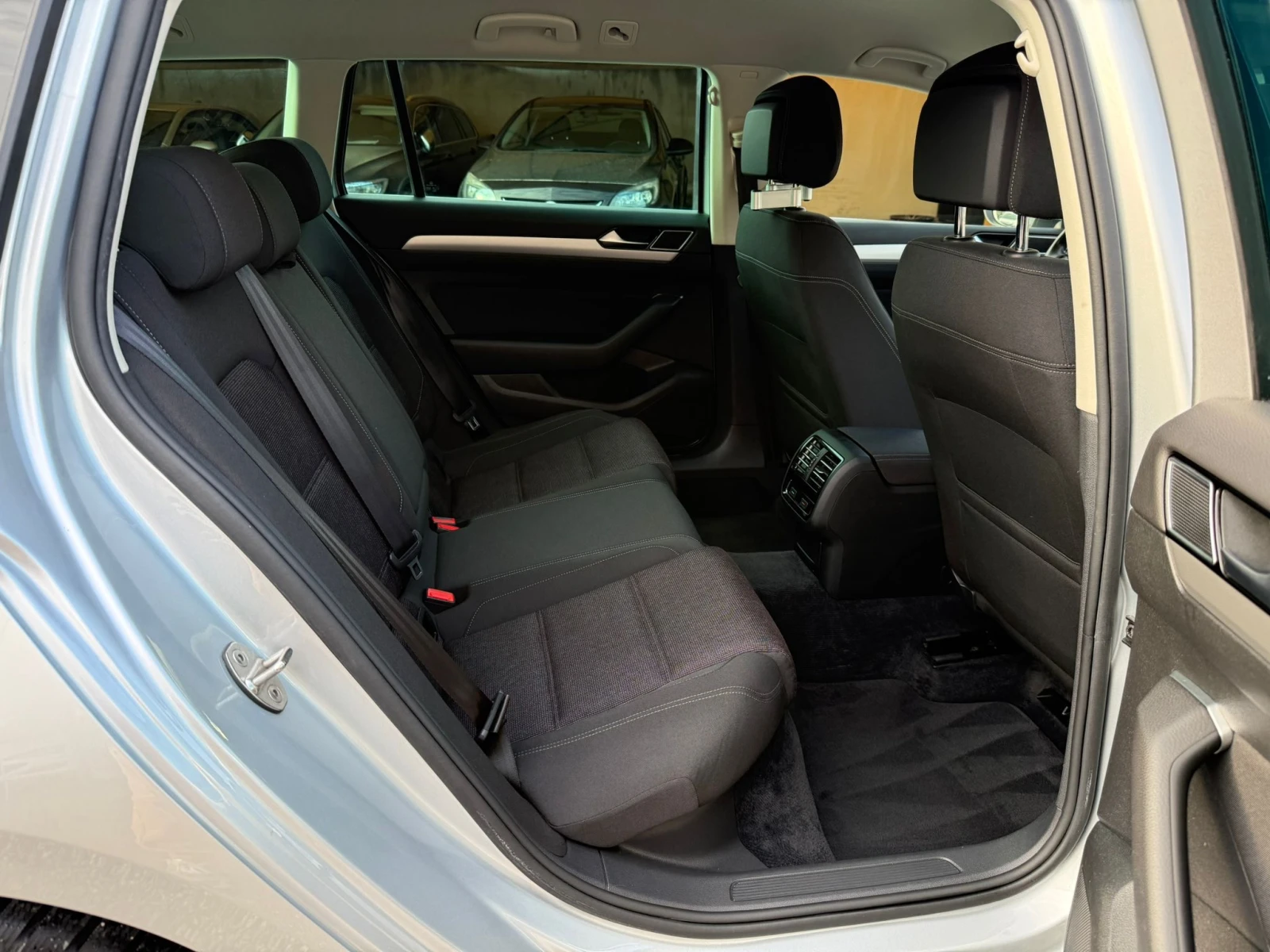 VW Passat 8 2.0TDI DSG 150к.с. !!! 100% РЕАЛНИ КИЛОМЕТРИ !!!, снимка 15 - Автомобили и джипове - 53726060