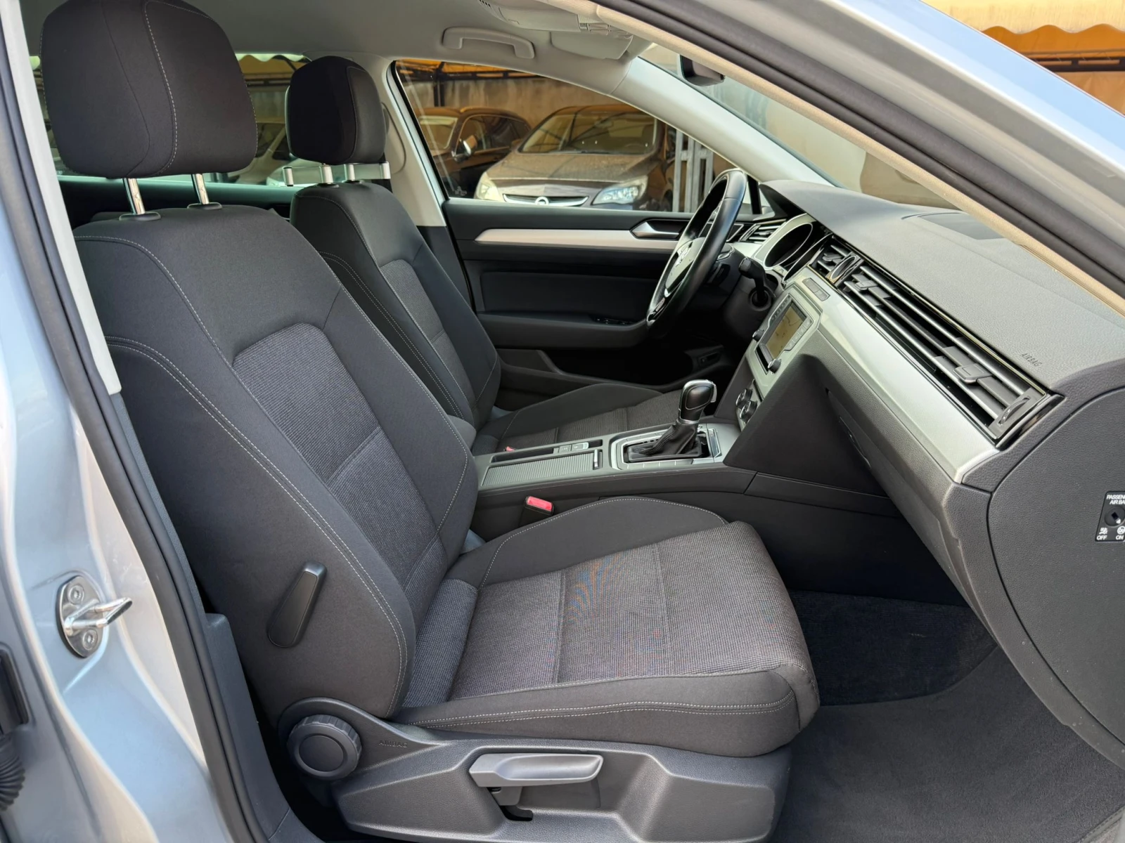 VW Passat 8 2.0TDI DSG 150к.с. !!! 100% РЕАЛНИ КИЛОМЕТРИ !!!, снимка 14 - Автомобили и джипове - 53726060