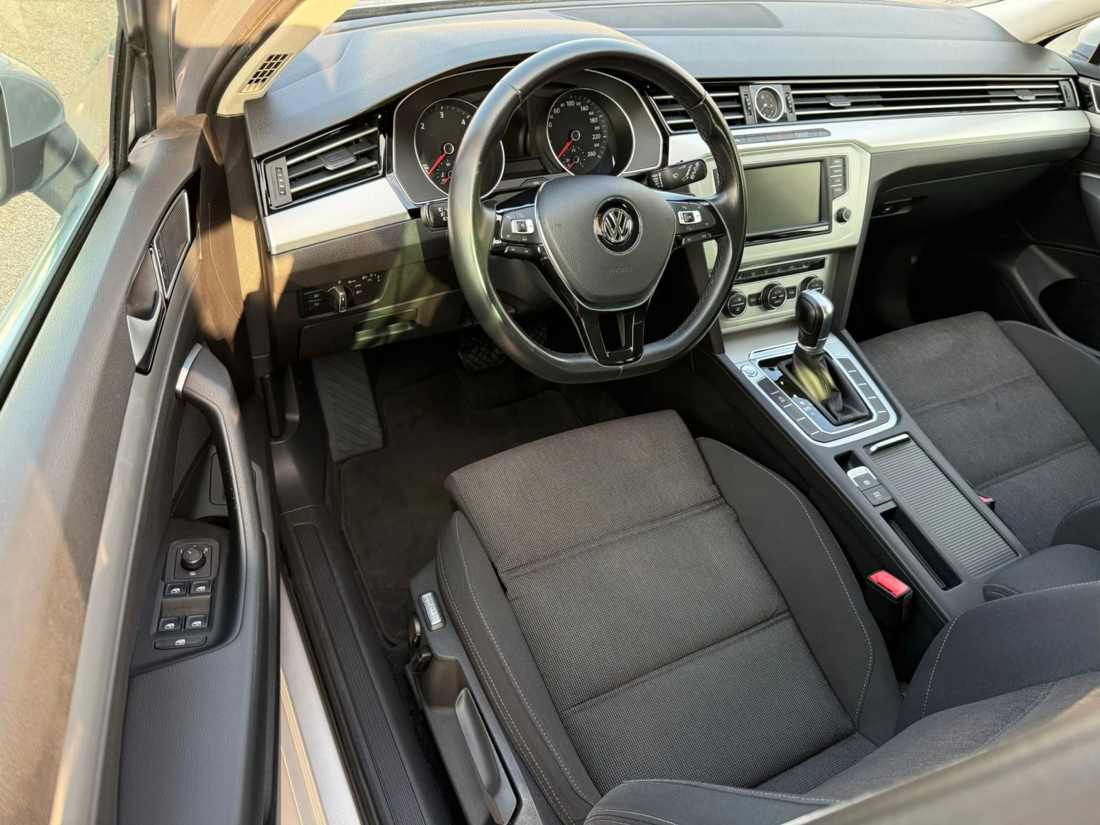 VW Passat 8 2.0TDI DSG 150к.с. !!! 100% РЕАЛНИ КИЛОМЕТРИ !!!, снимка 10 - Автомобили и джипове - 53726060