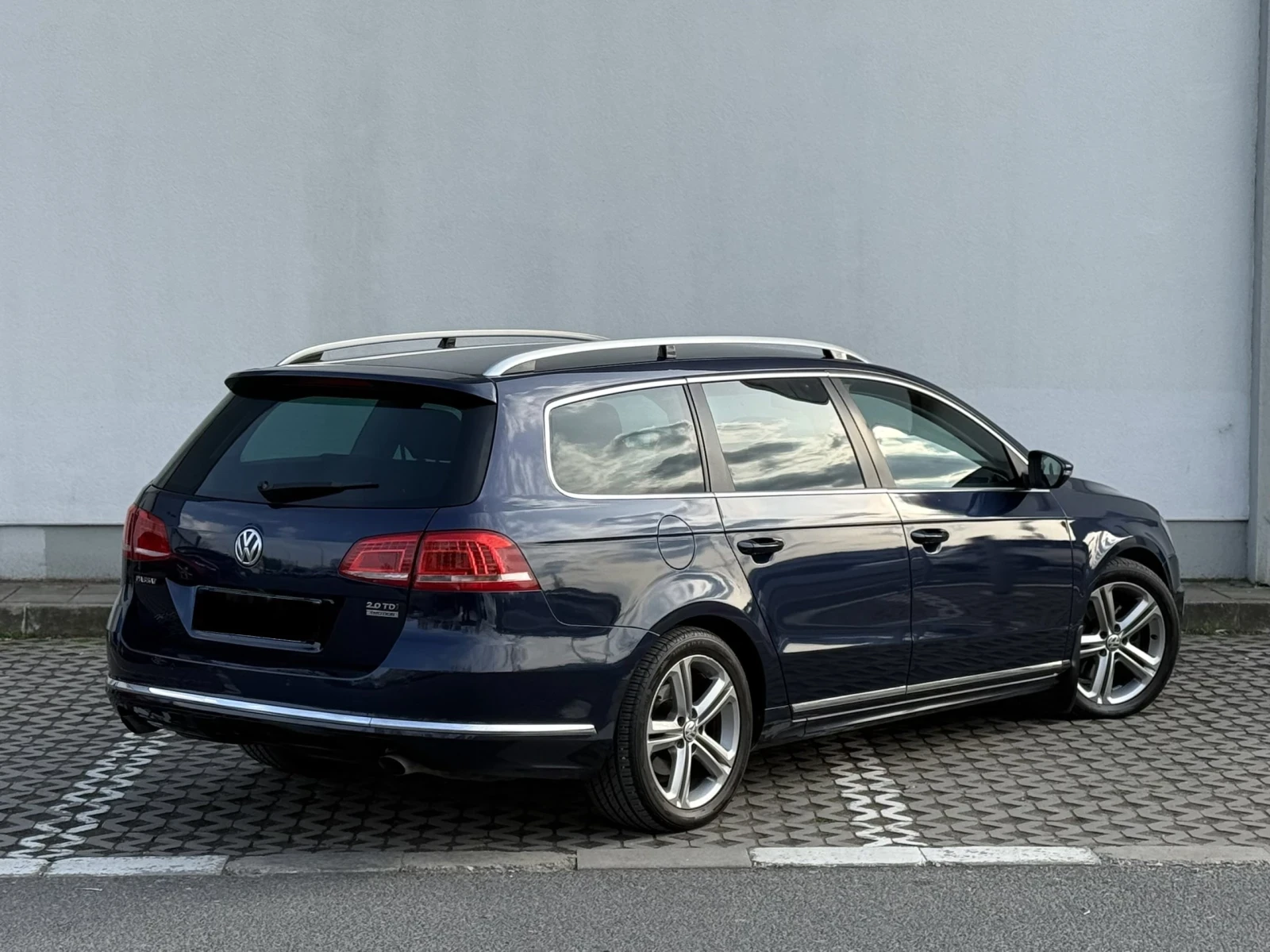 VW Passat R-LINE* DSG* 4x4* LED, снимка 4 - Автомобили и джипове - 54218072