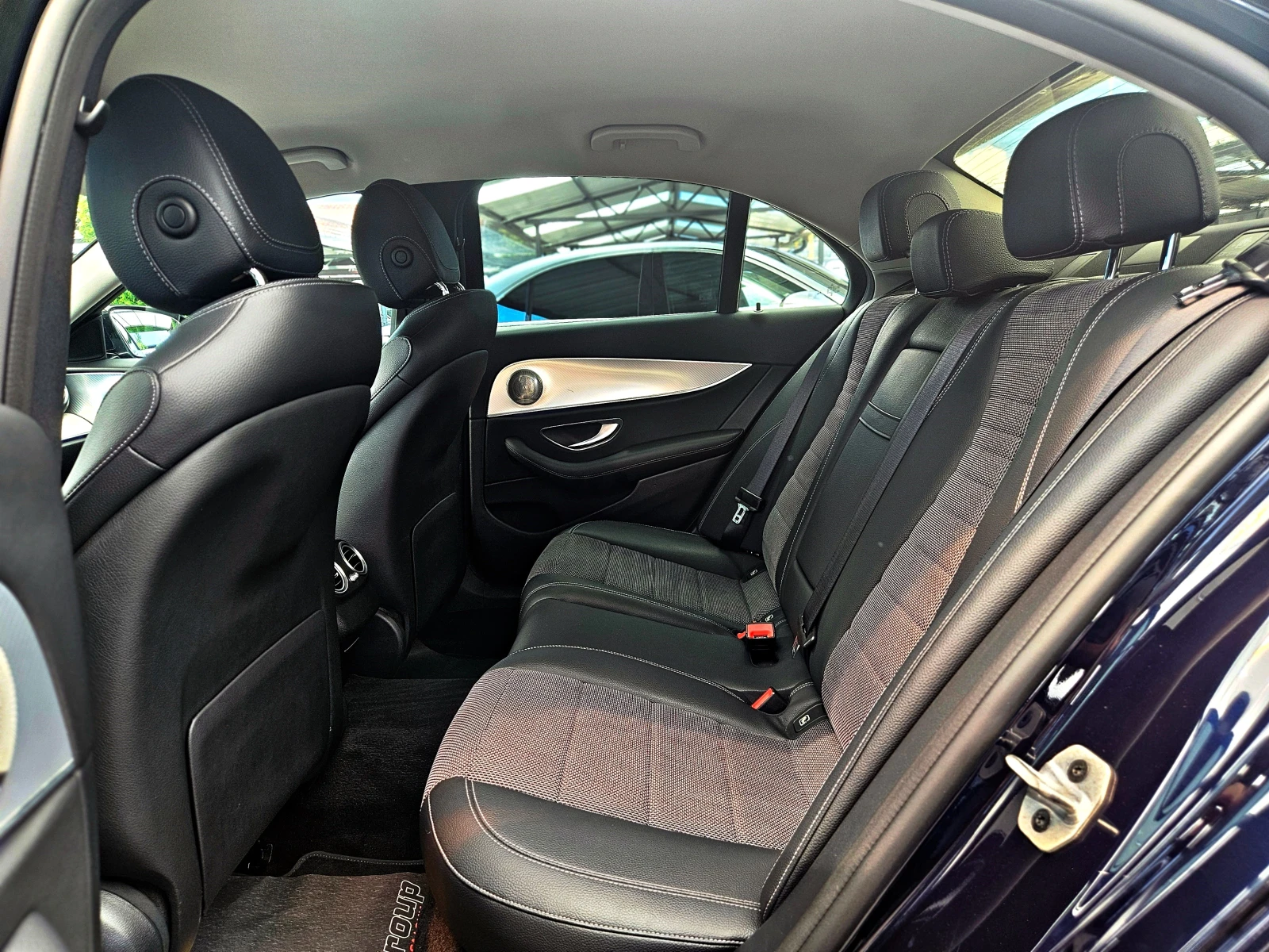 Mercedes-Benz E 220 AMG/4MAT/DISTR/360CAMERA/CAR PLAY/AMBI/ПОДГРЕВ/LIZ, снимка 15 - Автомобили и джипове - 54677840