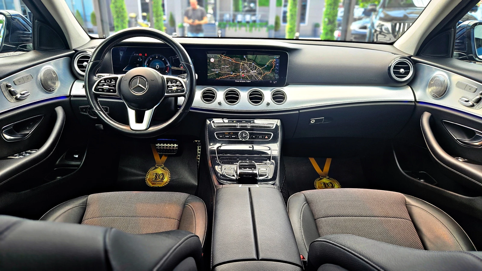 Mercedes-Benz E 220 AMG/4MAT/DISTR/360CAMERA/CAR PLAY/AMBI/ПОДГРЕВ/LIZ, снимка 8 - Автомобили и джипове - 54677840