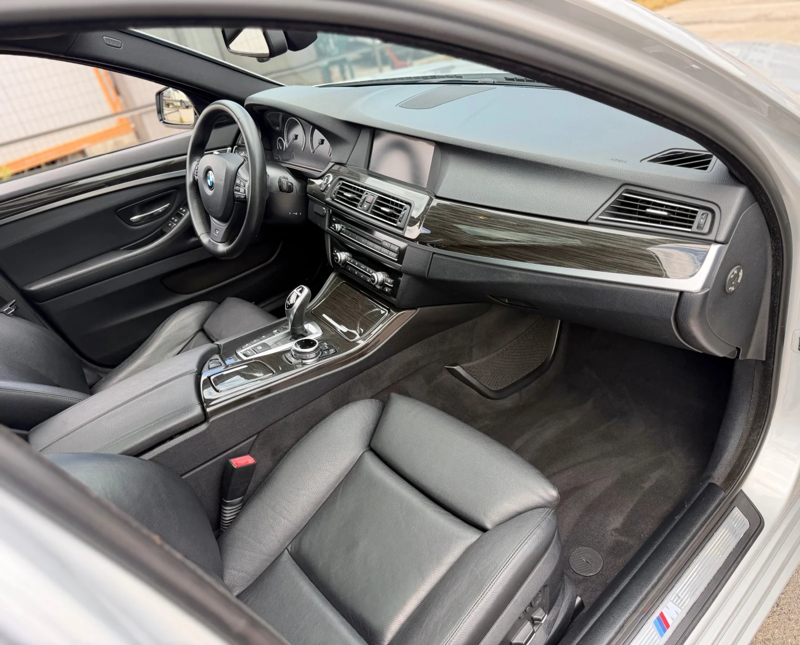 BMW 530 M-Paket X-Drive Камери 360 Панорома Много запазена, снимка 10 - Автомобили и джипове - 55268332