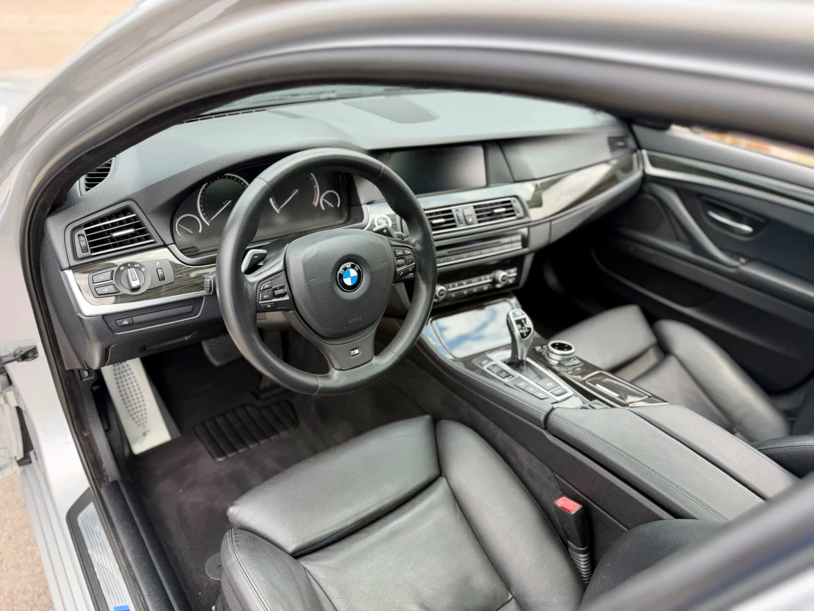 BMW 530 M-Paket X-Drive Камери 360 Панорома Много запазена, снимка 6 - Автомобили и джипове - 55268332