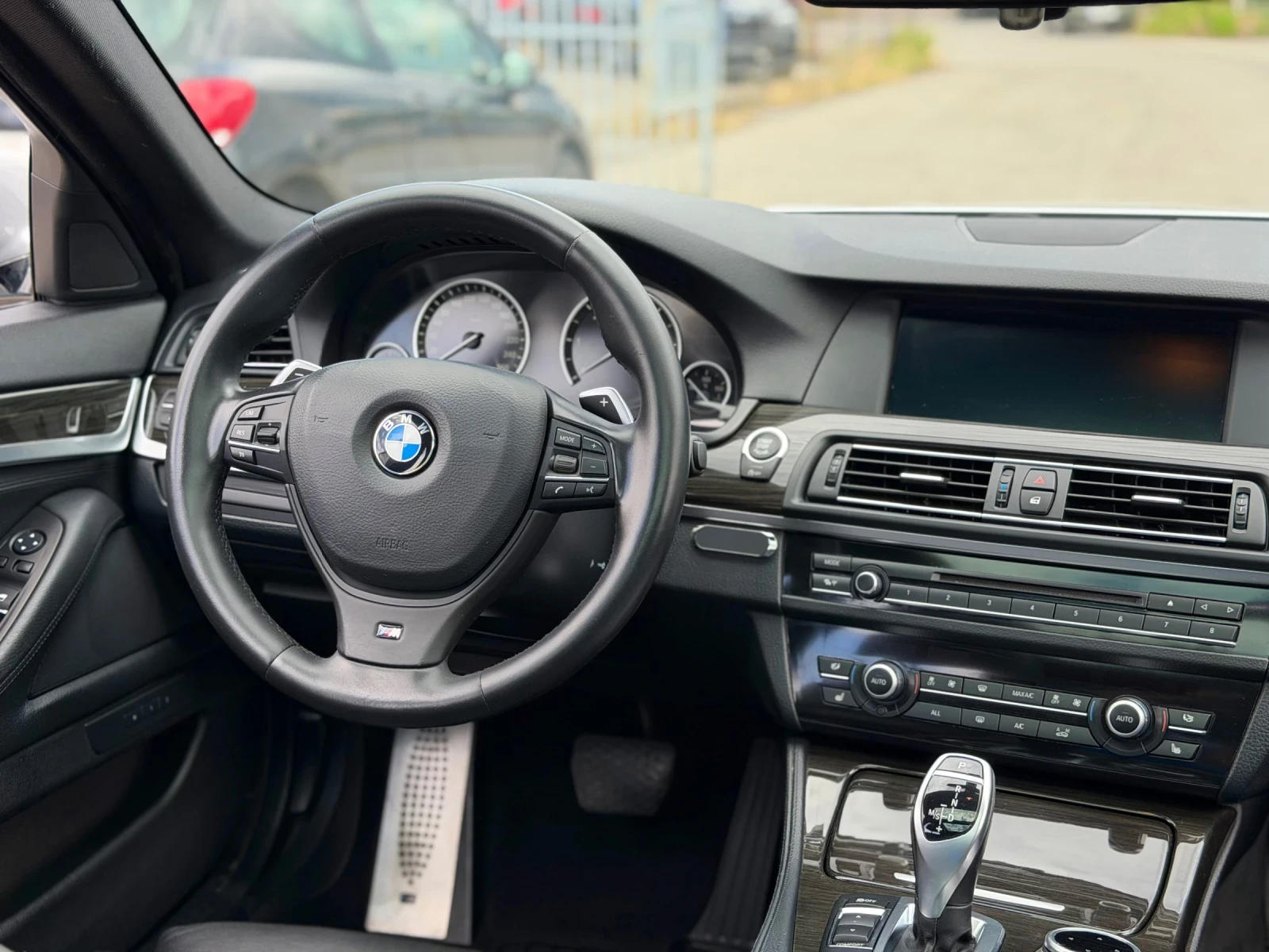 BMW 530 M-Paket X-Drive Камери 360 Панорома Много запазена, снимка 12 - Автомобили и джипове - 55268332
