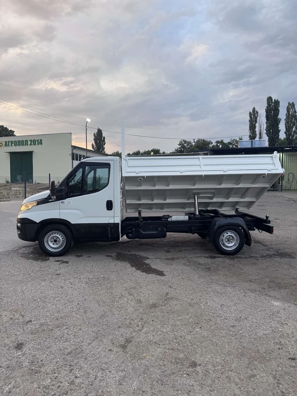 Iveco 35c17 Тристранен самосвал - изображение 6