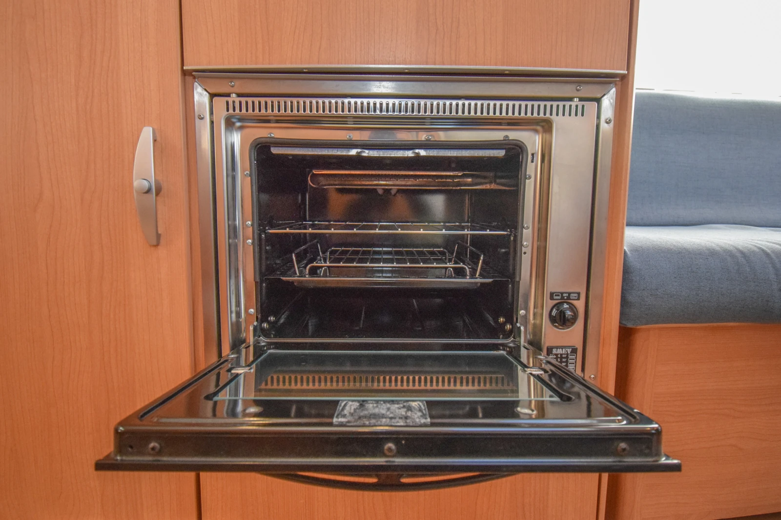 Каравана Knaus Royale 580 UK-UE/7-местна, снимка 11 - Каравани и кемпери - 56041180