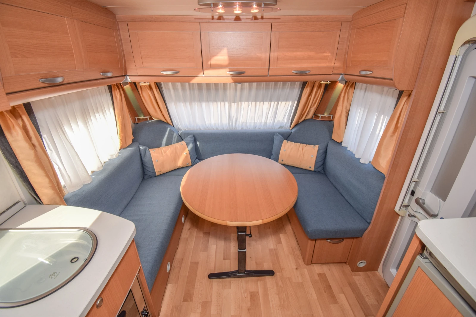 Каравана Knaus Royale 580 UK-UE/7-местна, снимка 6 - Каравани и кемпери - 56041180